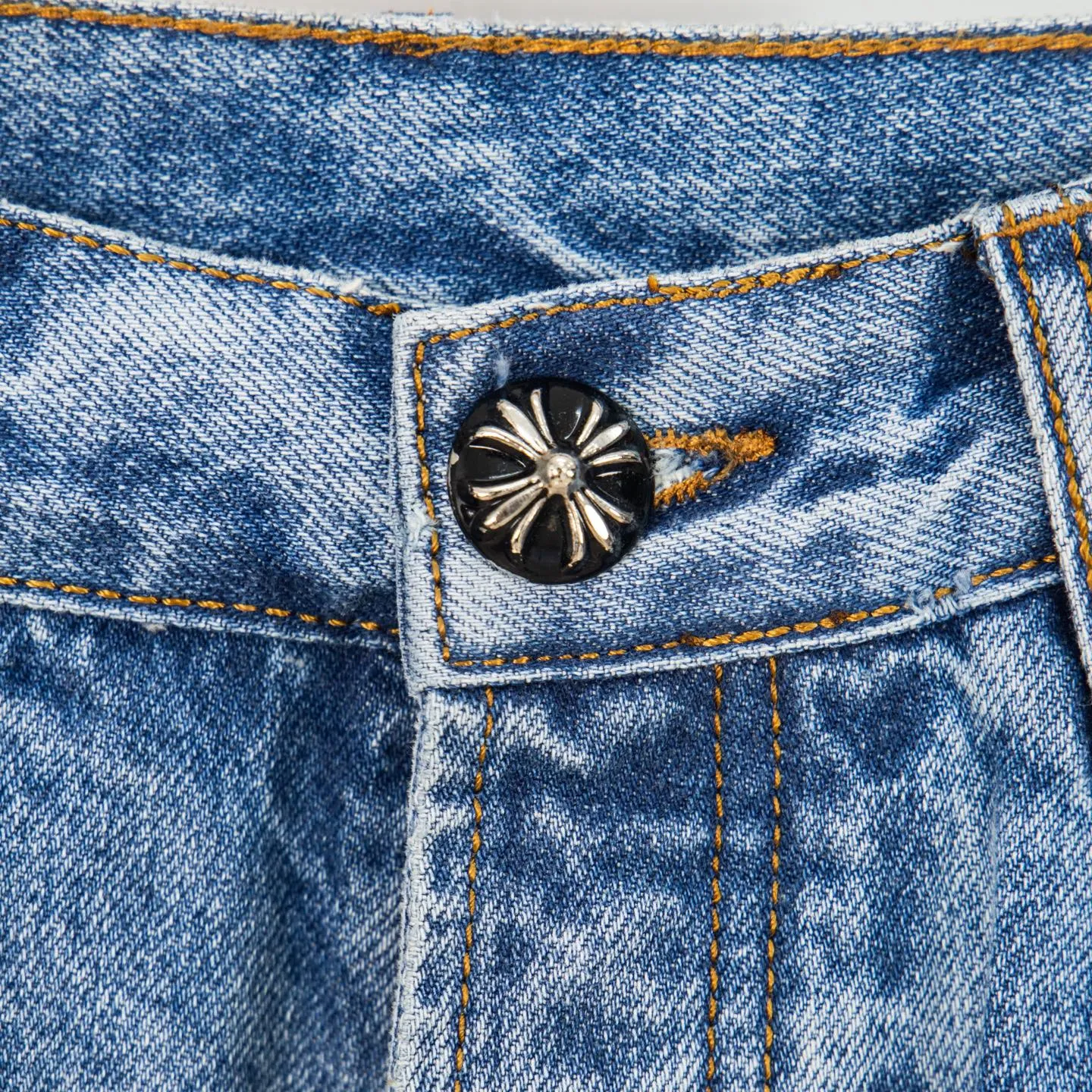 P310 Heavy Industry Version Chrome Hearts Sex Octopus🐙Multiple logo elements spliced ​​washed jeans, truly restores the ultimate vintage texture, three-dimensional version, loose and comfortable, not picky about the figure, taller and slimmer, factory precision, original quality control, same style for men and women, can be matched with couples, versatile recommendation, must-have jeans for all seasons, fashionable people have been disappointed. From the quality selection of fabrics, the tailoring of details, and the matching of patterns, they are all impeccable! The upper body is so handsome when worn...it can be easily worn by men, women and children! The craftsmanship is made of heavy-duty washed pure cotton denim fabric. After washing, it is soft and thick. It is very stylish when worn on the body. Style number: 1759# Color: blue Size: 28 30 32 34 36